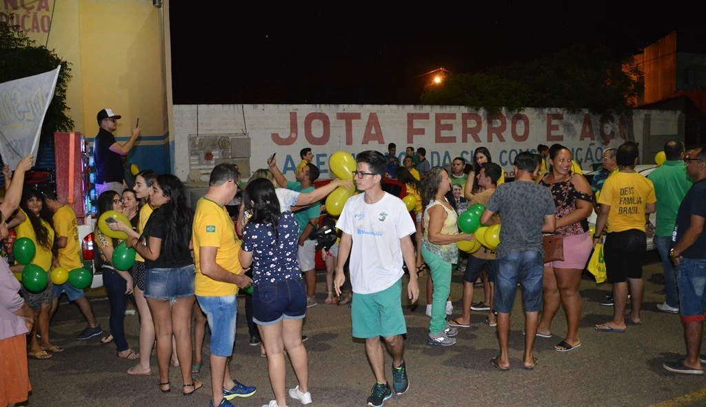 Manifestação reúne pessoas de todas as idades