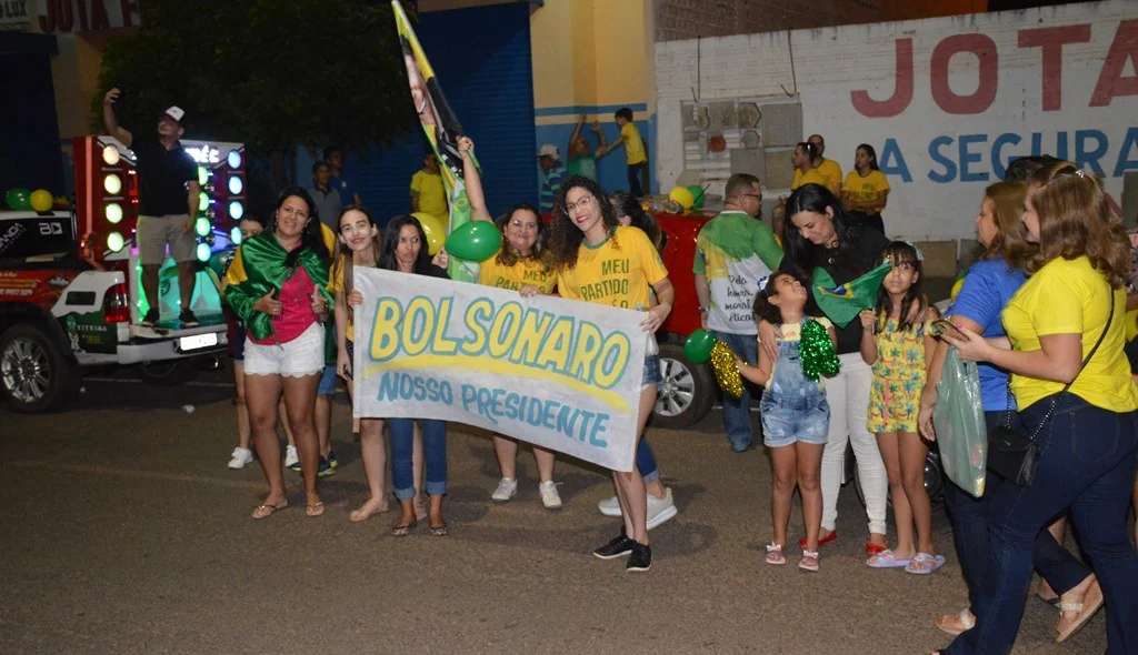 Manifestantes defendem presidente Bolsonaro