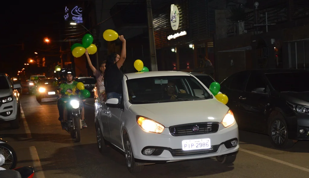 Manifestantes portavam balões verde e amarelo