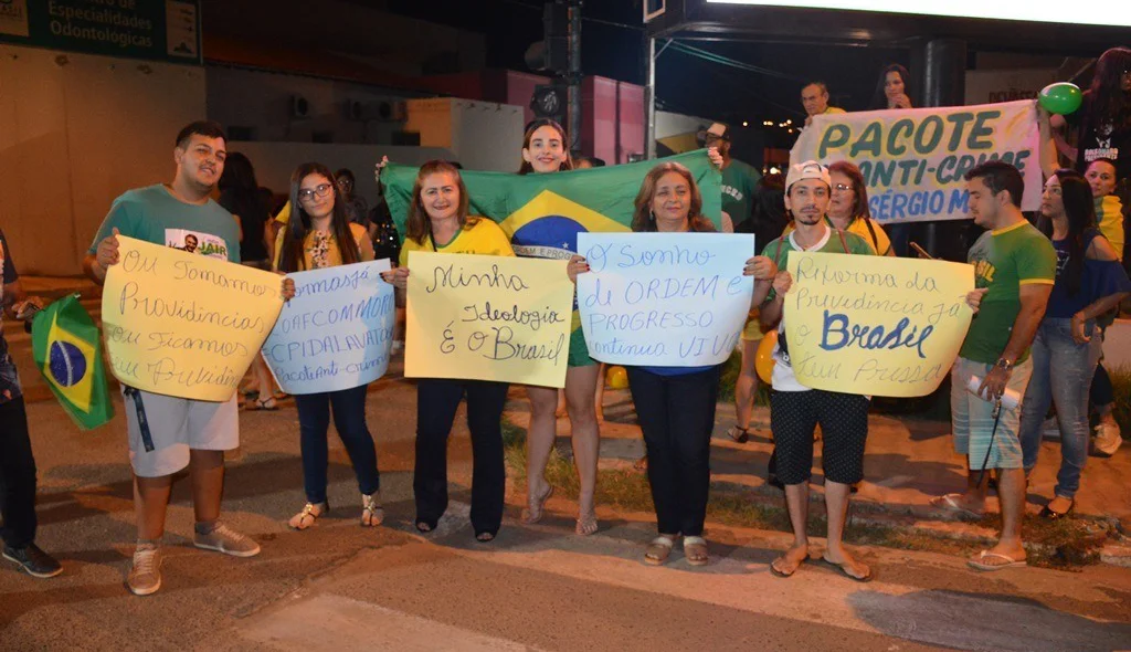 Manifestantes portavam cartazes com frases de efeito