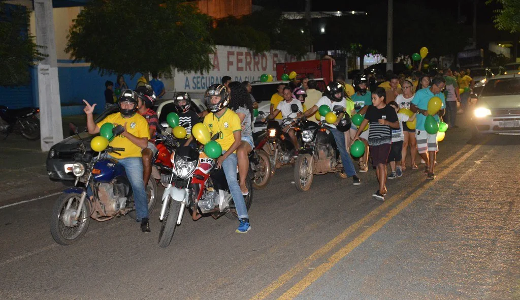 Motoqueiros seguiram à frente da carreata