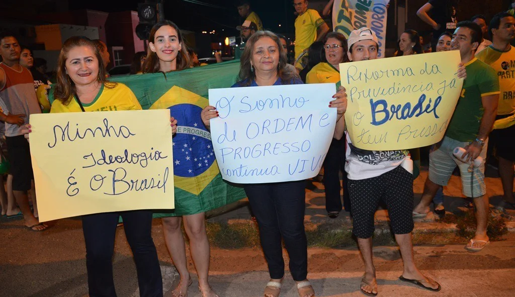 Nos cartazes as pautas da manifestação