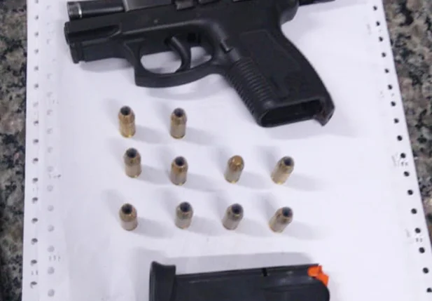 Uma das armas apreendidas