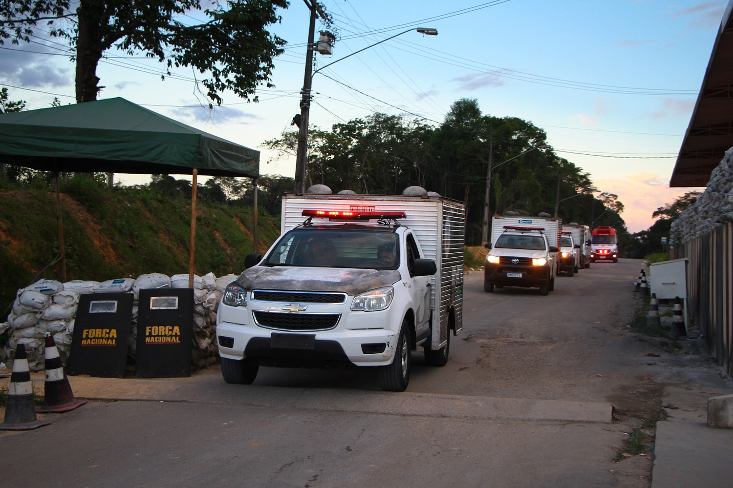 Viaturas do IML com os corpos de detentos deixam o Complexo Penitenciário Anisio Jobim (COMPAJ), em Manaus (AM)