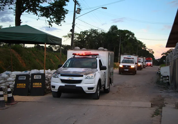 Viaturas do IML com os corpos de detentos deixam o Complexo Penitenciário Anisio Jobim (COMPAJ), em Manaus (AM)