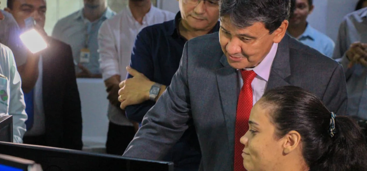 Wellington Dias visita instalações do Piauí Conectado