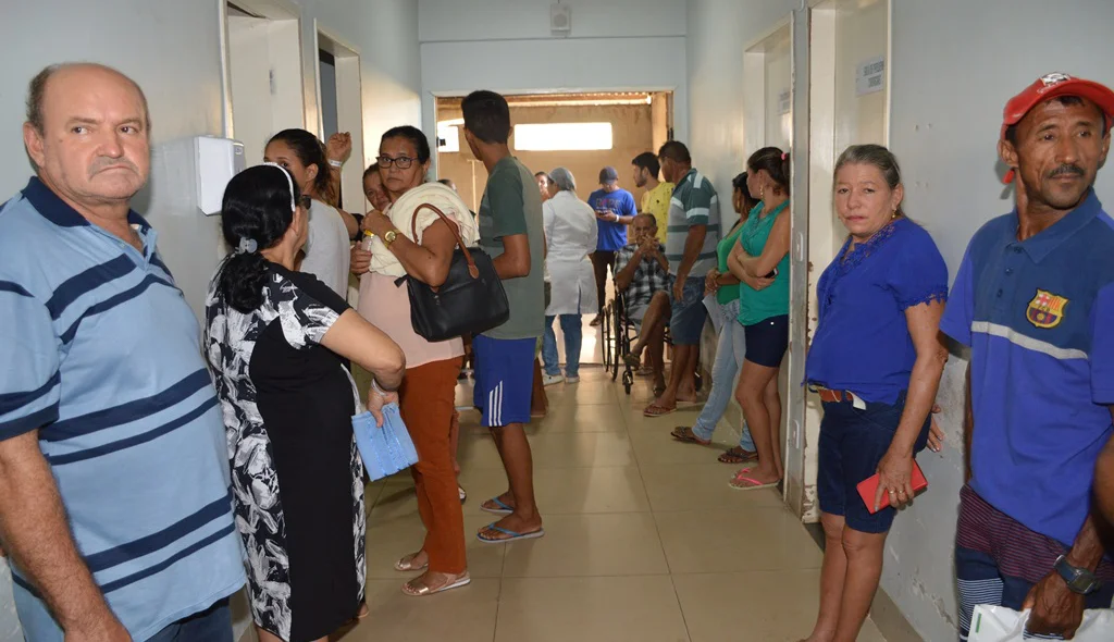 Pacientes esperam atendimento nos corredores