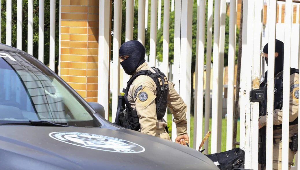 Policiais civis recolhem materiais