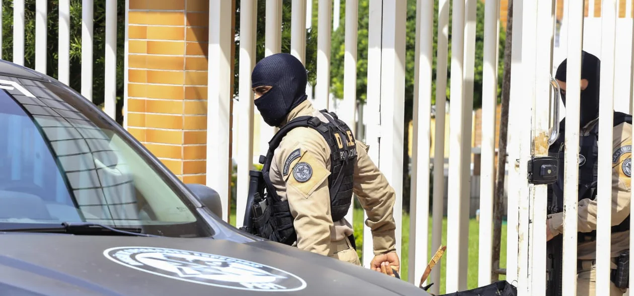 Policiais civis recolhem materiais