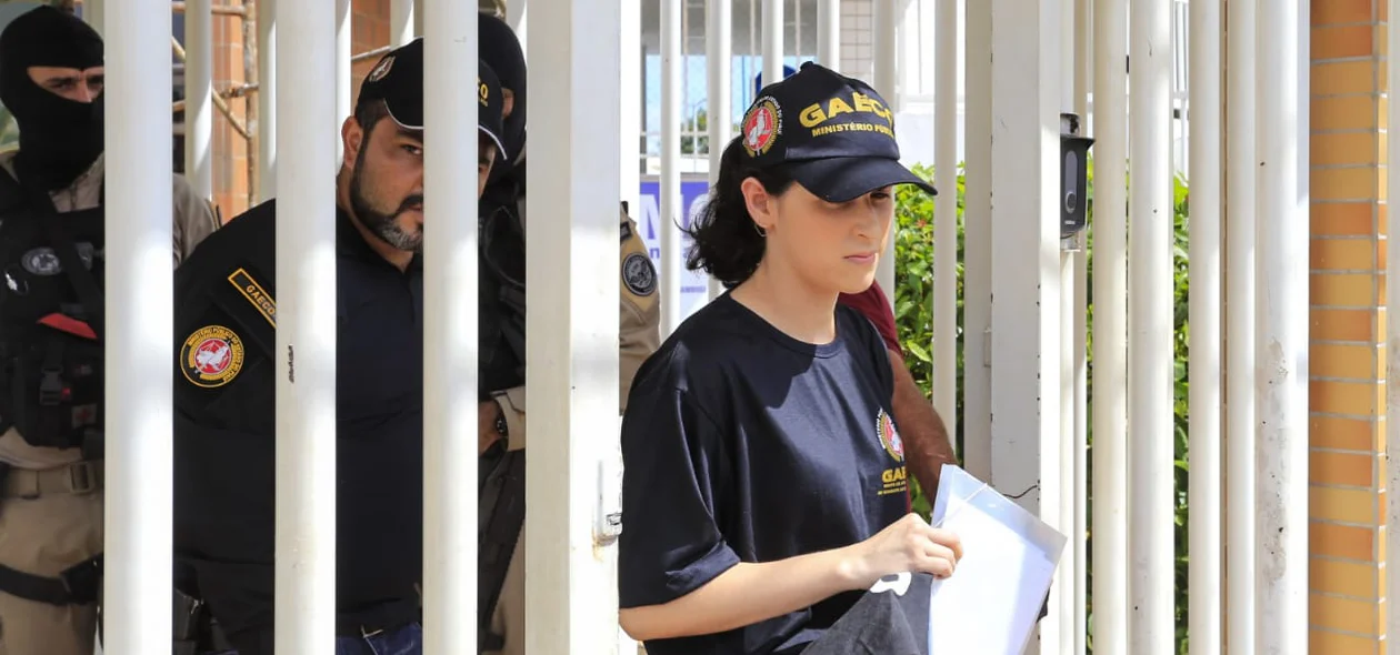 Policiais saem de imóvel alvo de busca e apreensão