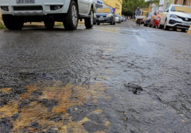 Vazamento de água na Rua São Pedro no Centro de Teresina