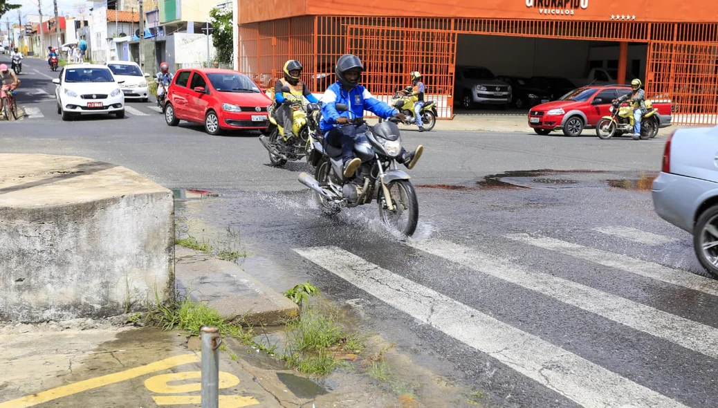 Condutores passam pela Rua São Pedro