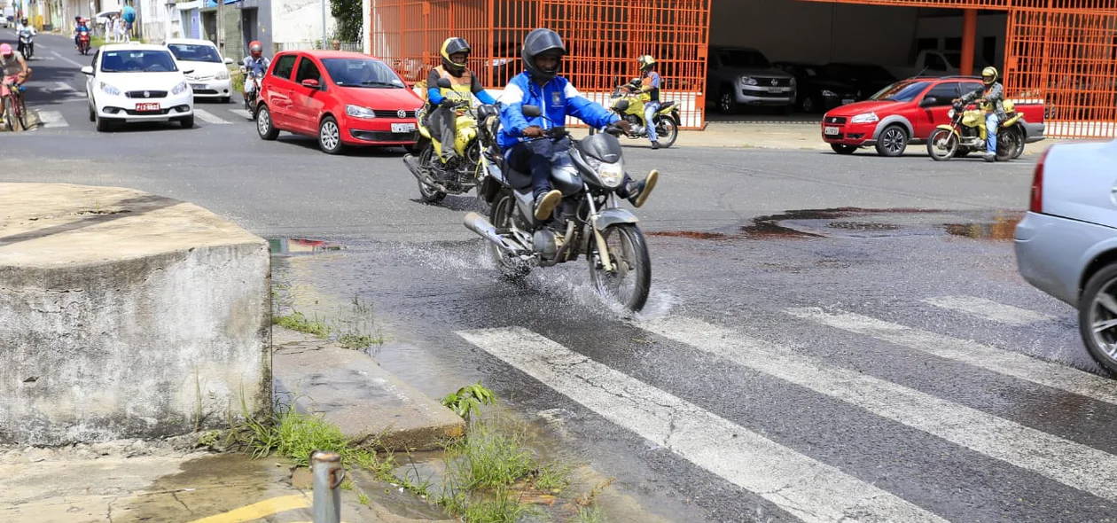 Condutores passam pela Rua São Pedro