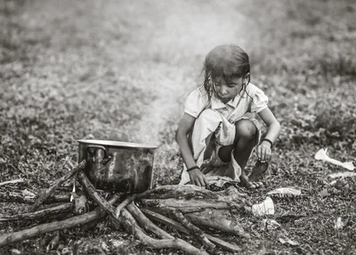 Criança acendendo o fogo 