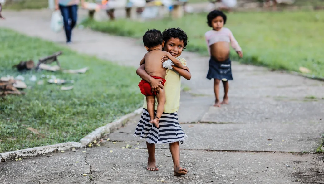 Crianças brincando na praça 