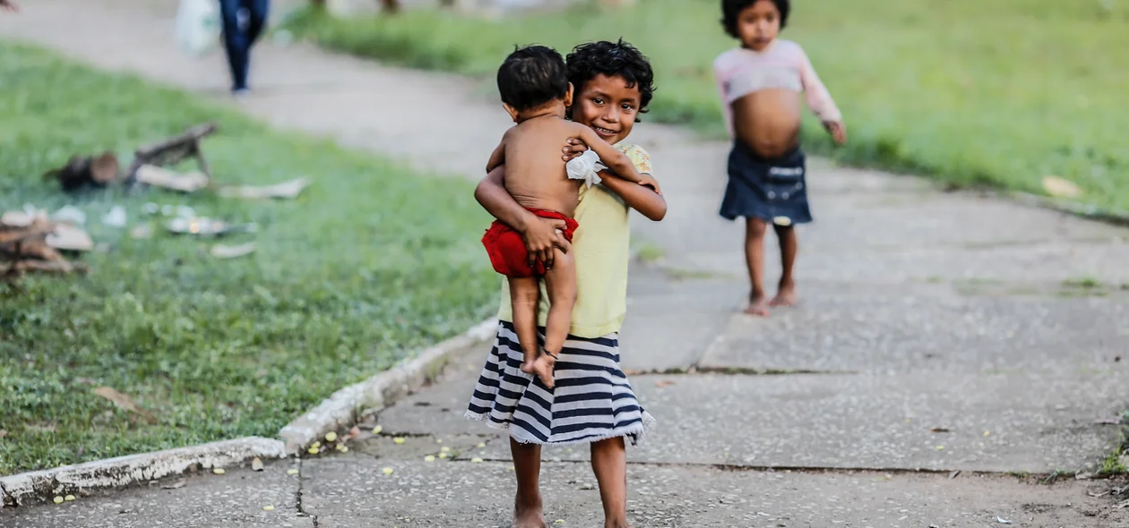 Crianças brincando na praça 