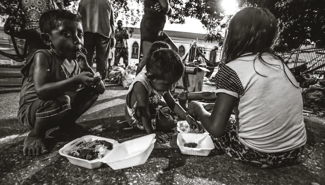 Crianças jantando 