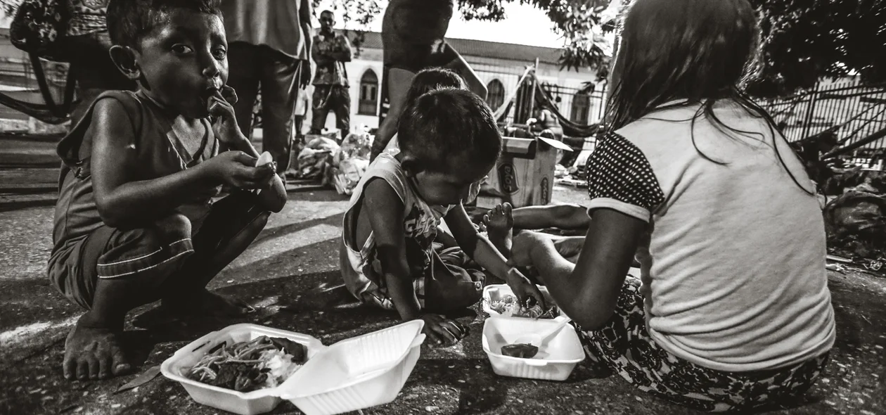 Crianças jantando 
