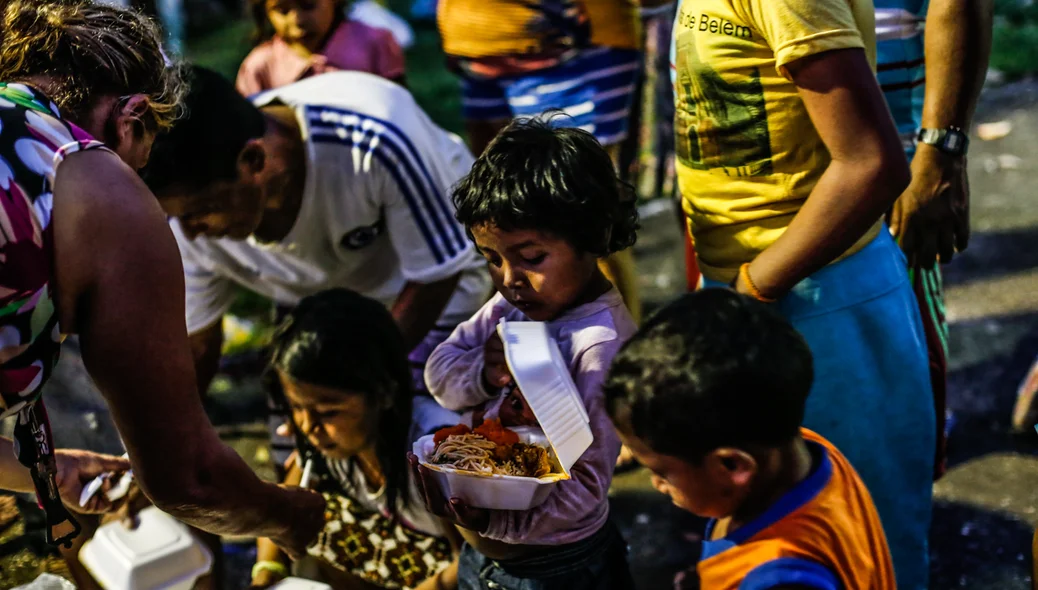 Crianças recebendo comida 