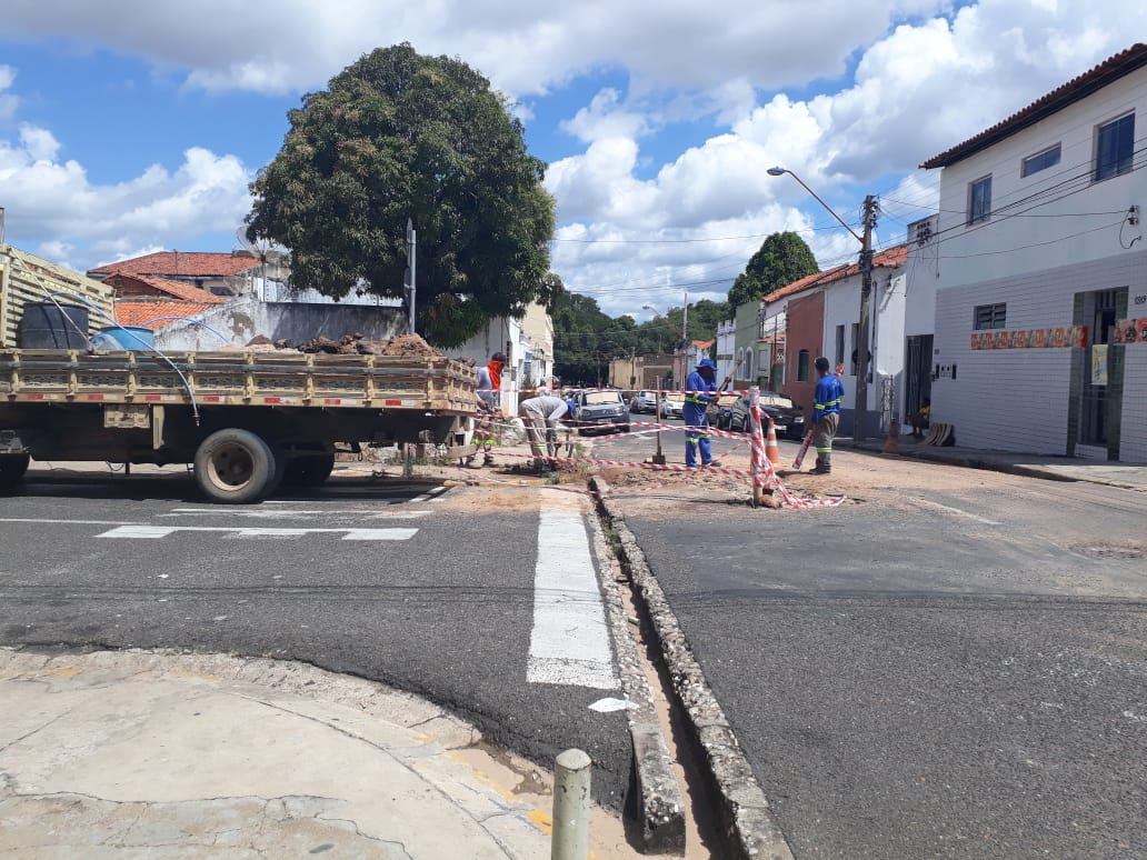 Equipes da Águas de Teresina trabalhando no local