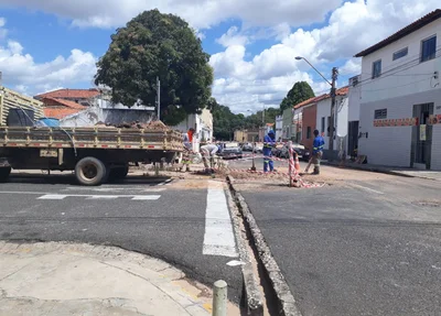 Equipes da Águas de Teresina trabalhando no local