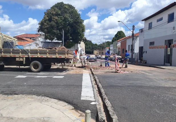 Equipes da Águas de Teresina trabalhando no local
