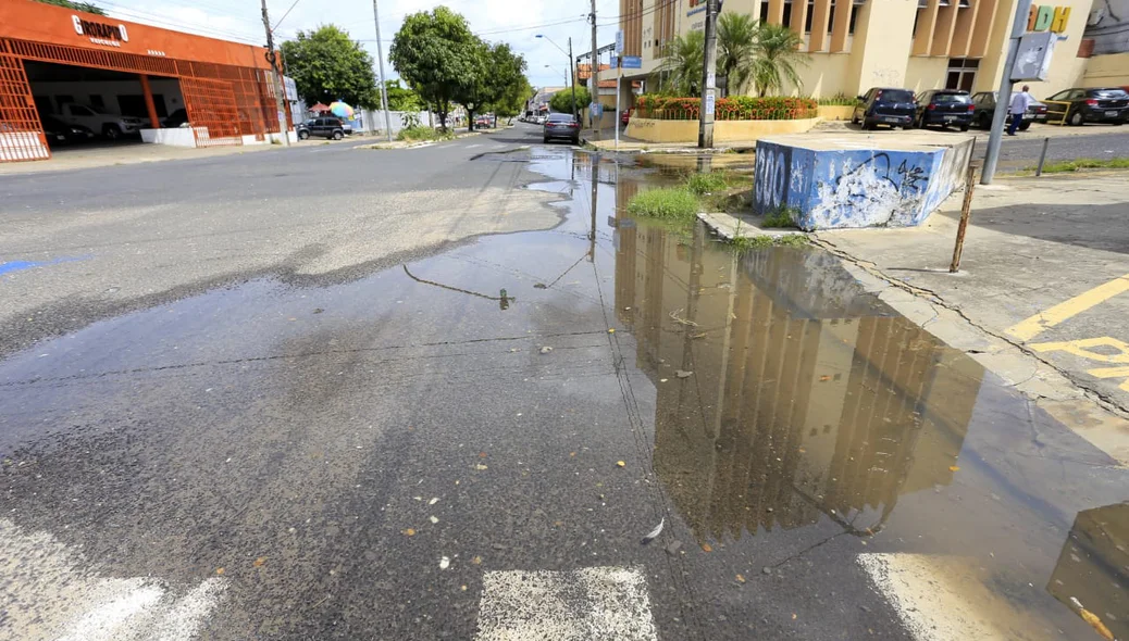 Vazamento de água na Rua São Pedro em Teresina