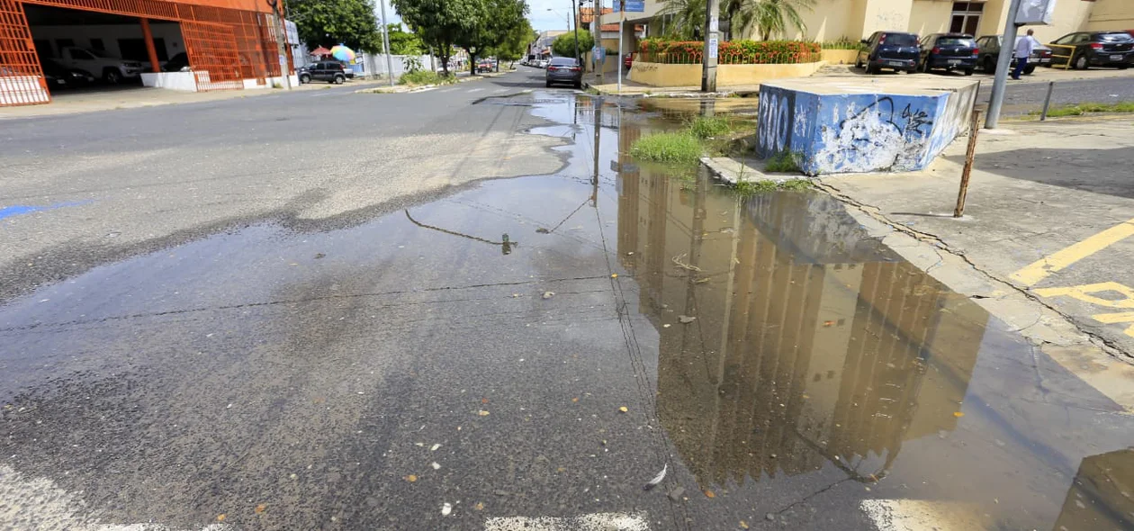 Vazamento de água na Rua São Pedro em Teresina