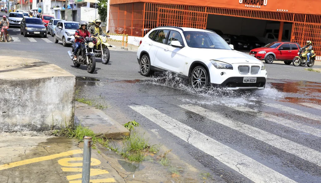 Vazamento de água na Rua São Pedro