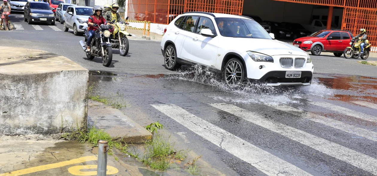 Vazamento de água na Rua São Pedro
