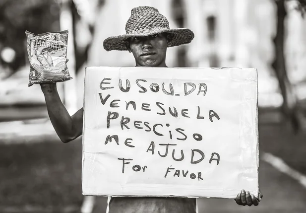 Venezuelano pedindo ajuda