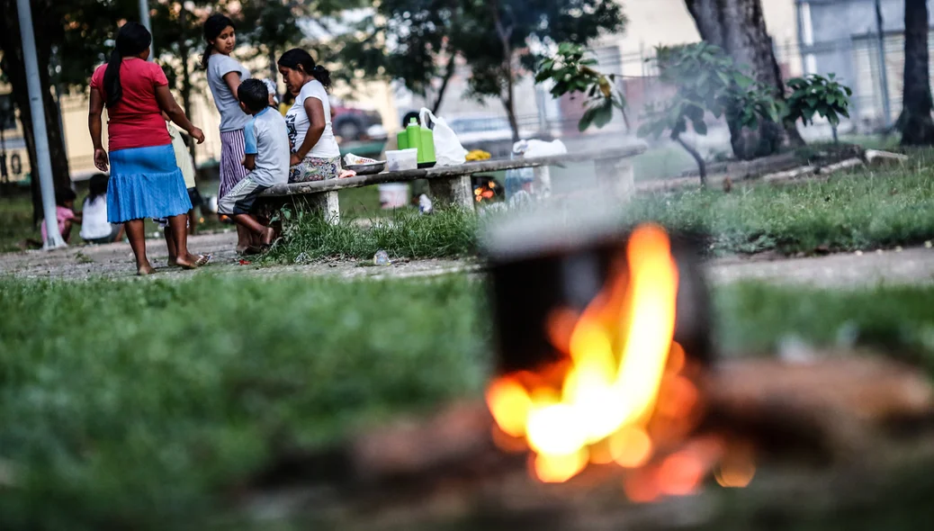 Venezuelanos na praça Saraiva em Teresina 