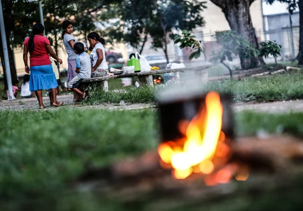 Venezuelanos na praça Saraiva em Teresina 