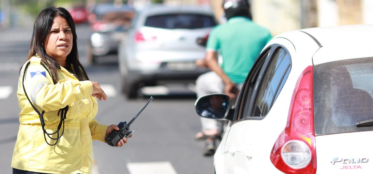 Agente da Strans controlando o trânsito