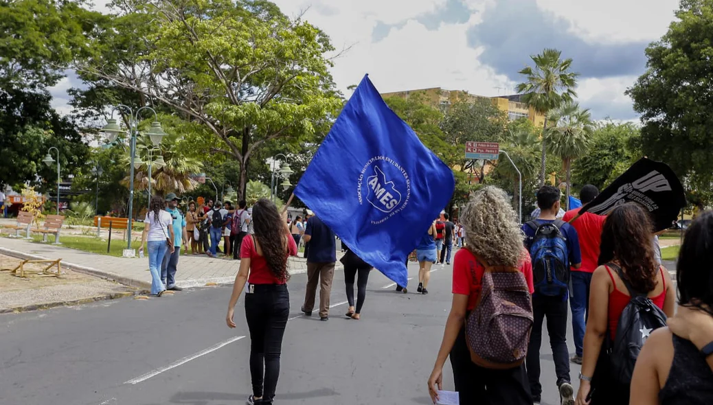 Estudantes realizam manifestação contra Bolsonaro em Teresina