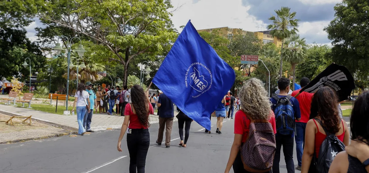 Estudantes realizam manifestação contra Bolsonaro em Teresina