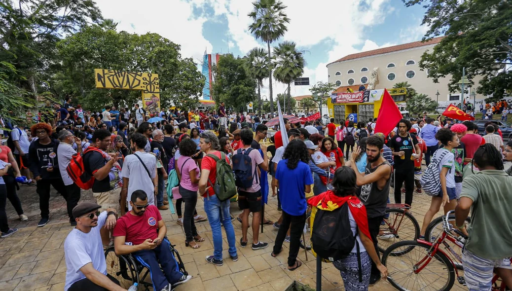 Estudantes voltam a protestar contra cortes na educação em Teresina