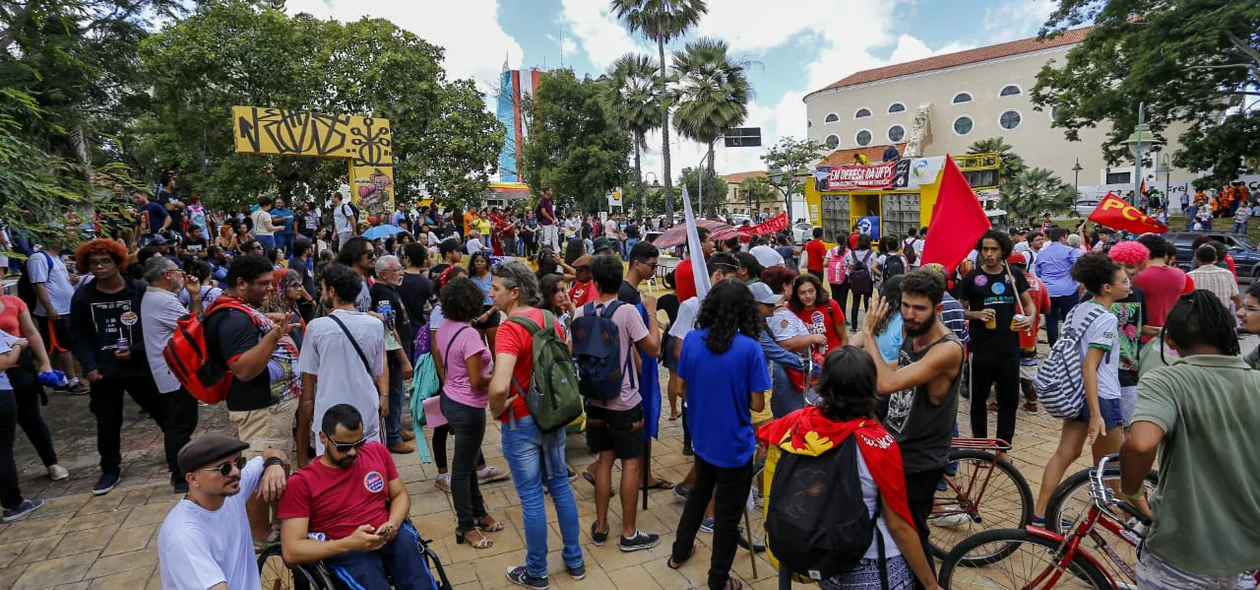 Estudantes voltam a protestar contra cortes na educação em Teresina