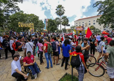 Estudantes voltam a protestar contra cortes na educação em Teresina