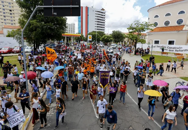 Manifestação contra cortes na educação em Teresina
