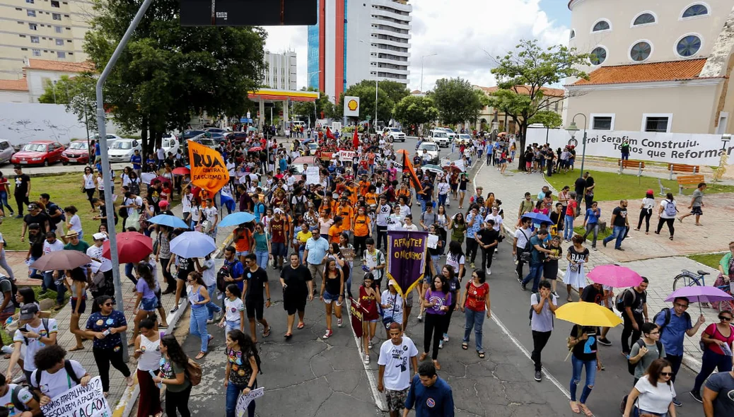 Manifestação contra cortes na educação em Teresina