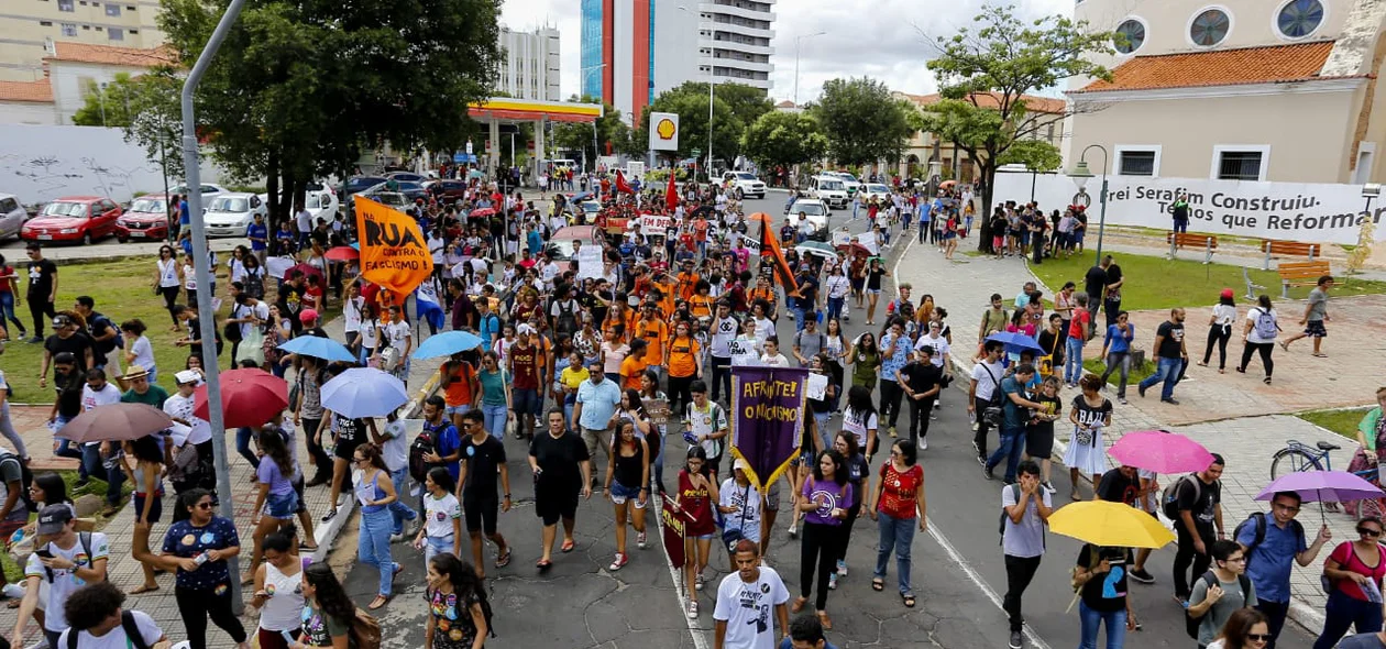 Manifestação contra cortes na educação em Teresina