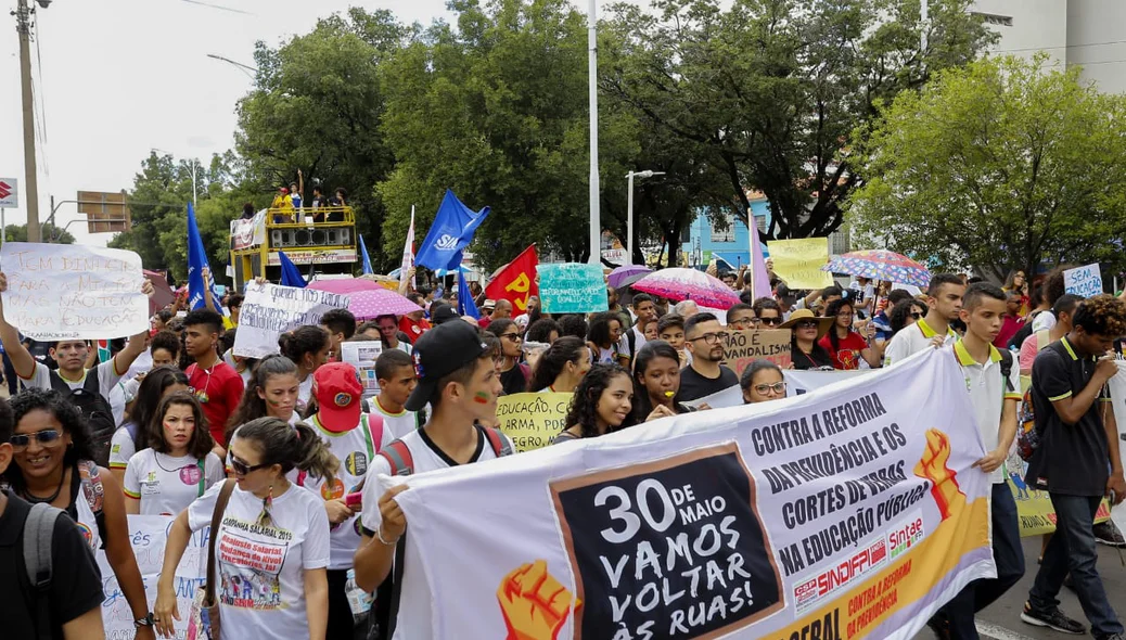 Manifestantes em passeata pela Avenida Frei Serafim