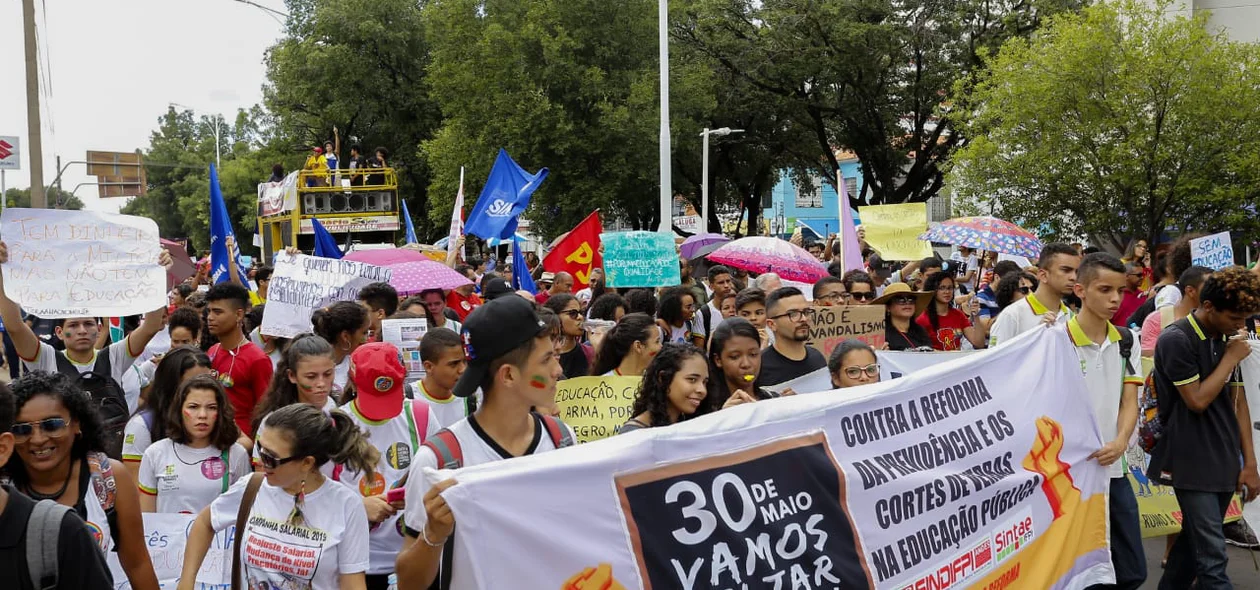 Manifestantes em passeata pela Avenida Frei Serafim