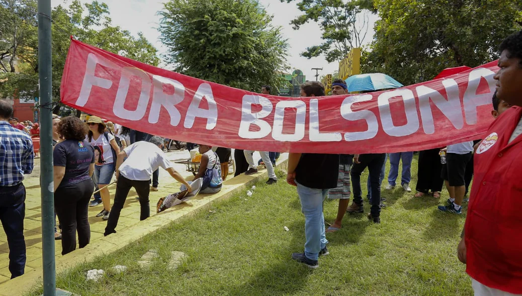Manifestantes pedem a saída do presidente Jair Bolsonaro