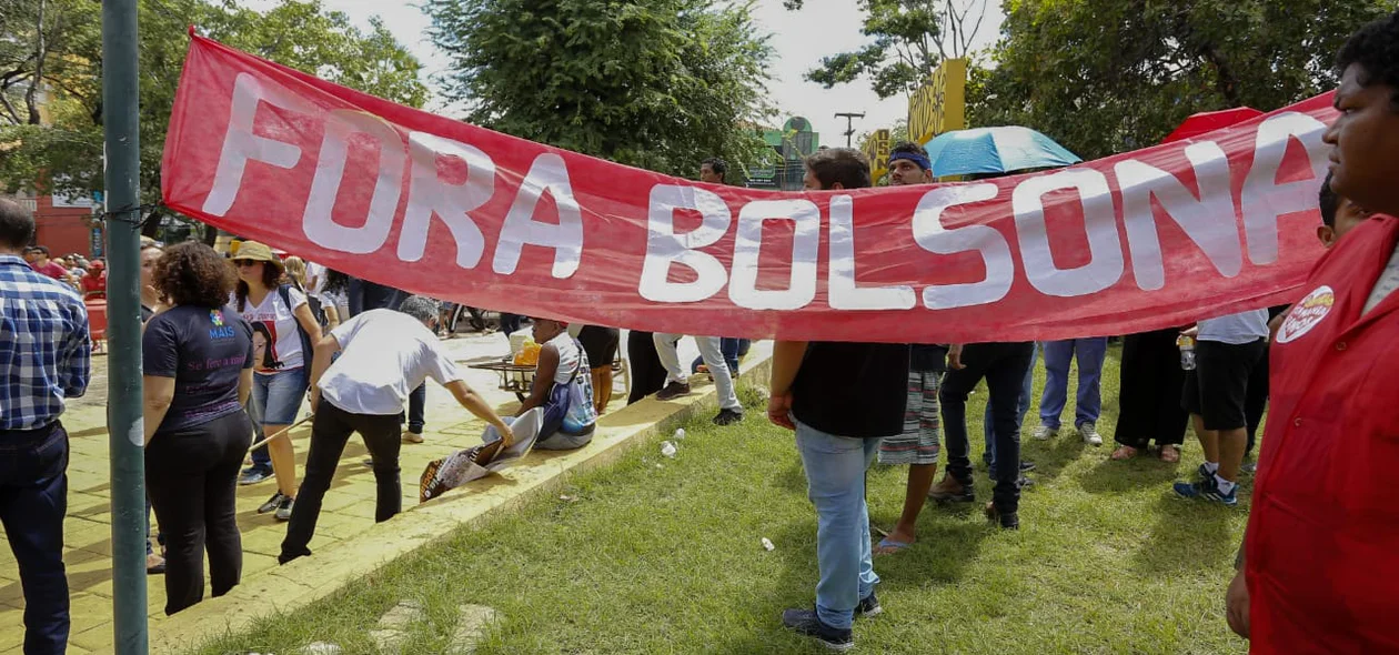 Manifestantes pedem a saída do presidente Jair Bolsonaro