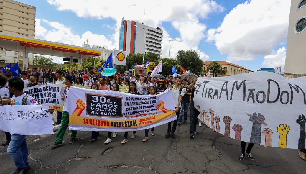 Manifestantes saíram em passeata pela Avenida Frei Serafim