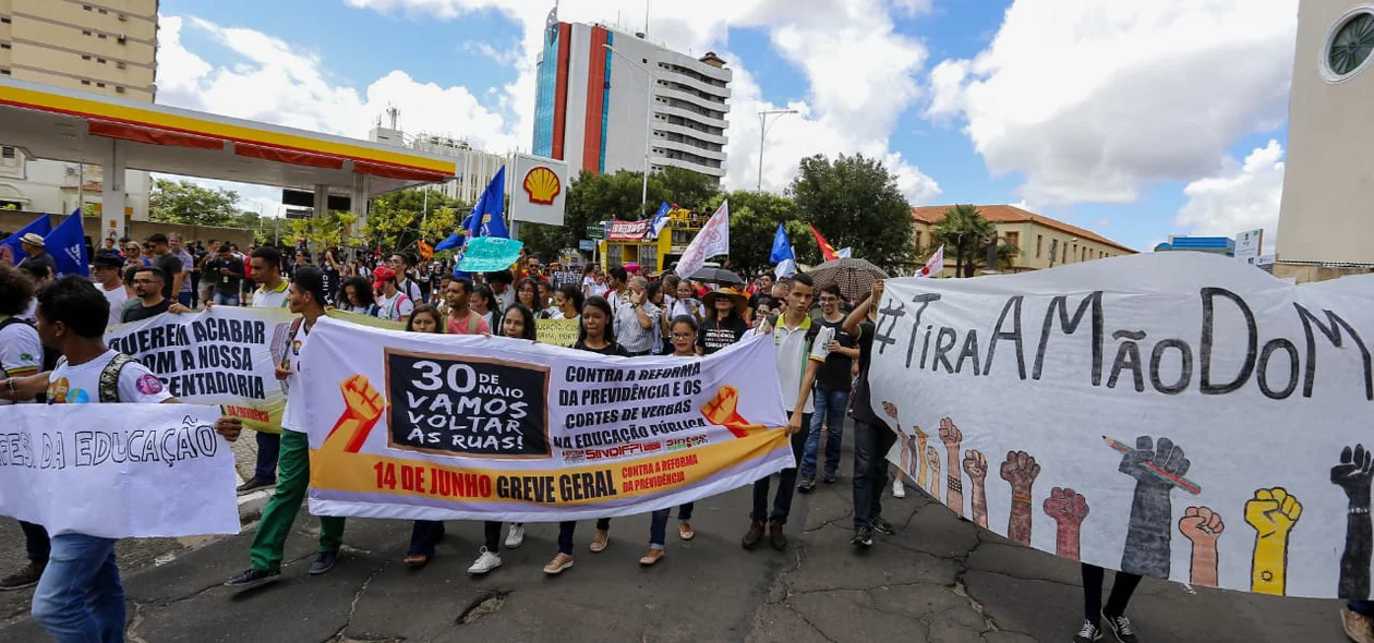 Manifestantes saíram em passeata pela Avenida Frei Serafim
