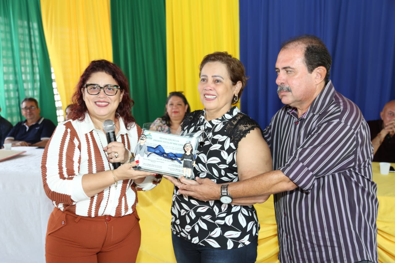 Patrícia Leal inaugura escola em Altos