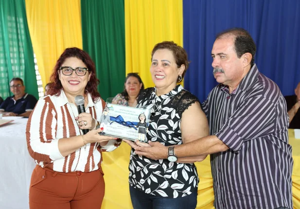 Patrícia Leal inaugura escola em Altos